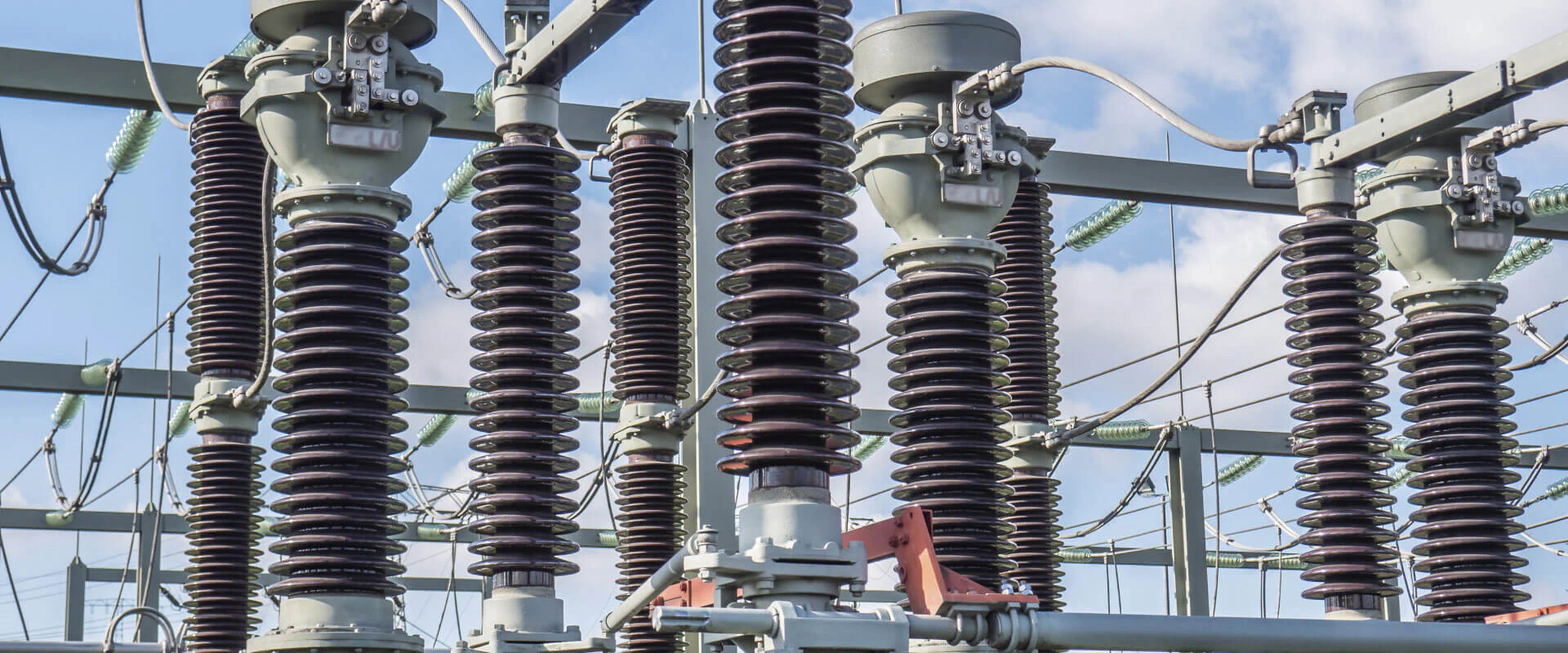 Hochleistungskeramik Bildbeschreibung / description: Eine Gruppe von Hochspannungstransformatoren in einem Kraftwerk.
