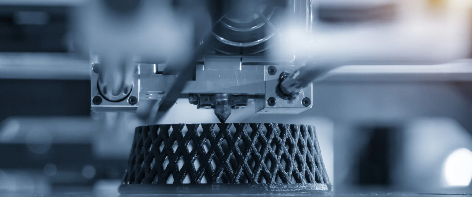 Materialien 3D-Druck Bildbeschreibung / description: 3D-Drucker druckt einen Kegel