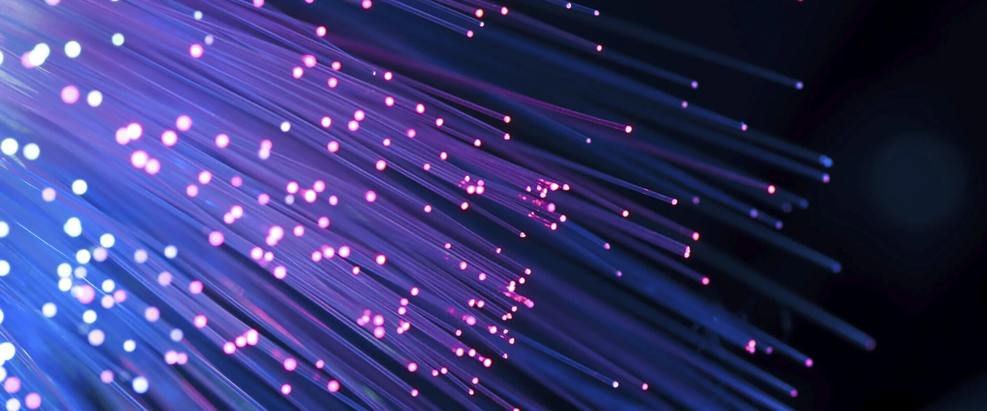 Bildbeschreibung / description: Lichter leuchten entlang des Glasfaserkabels, das eine Verbindung herstellt.