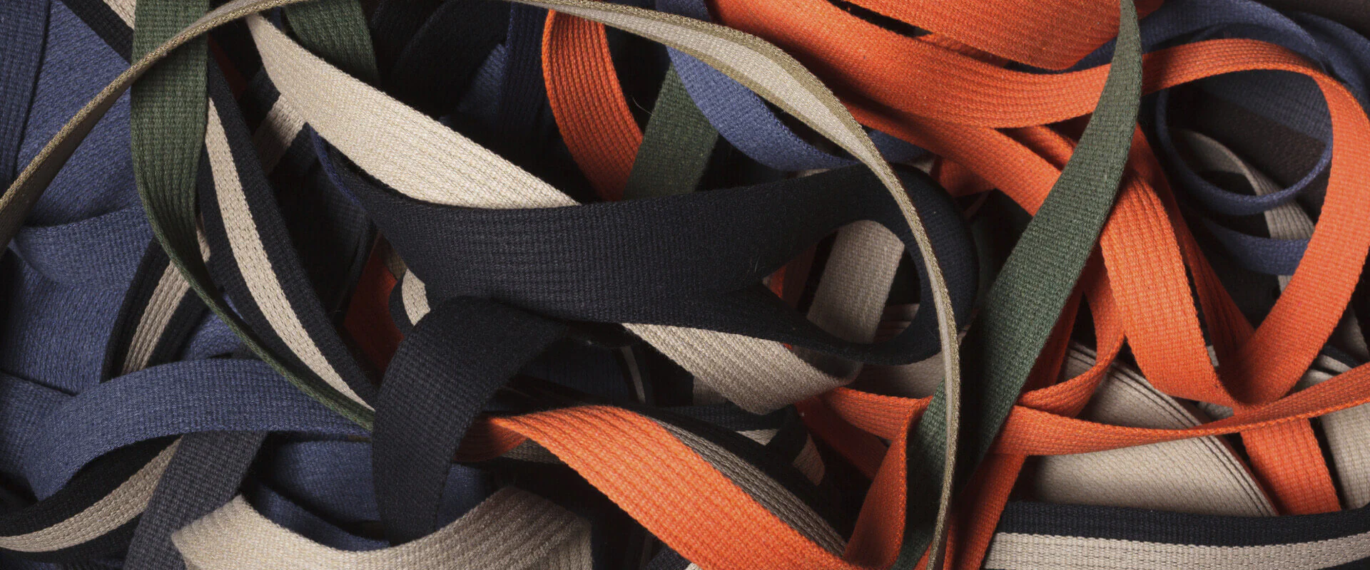 Bildbeschreibung / description: Eine Ansammlung von bunten Bändern in unterschiedlichen Farben.